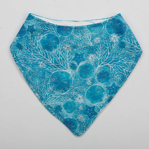 Adjustable turquoise baby bib by Baloo Baleerie, showcasing soft fabric and secure fastening for infants' feeding time.